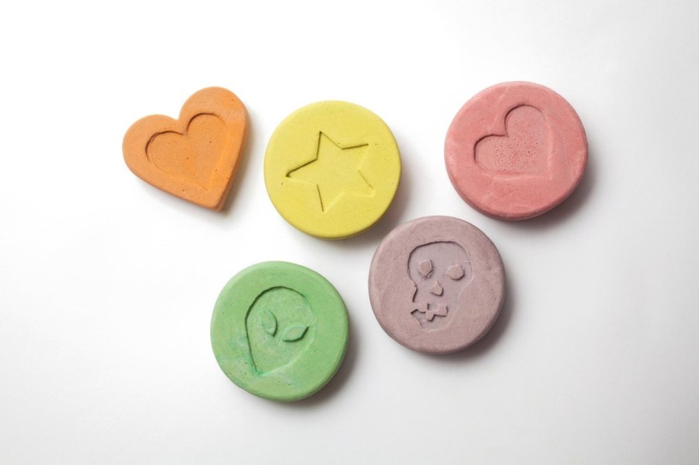gf-g7C1-Sqzn-GiLq_ecstasy-mdma-dzialanie-objawy-i-skutki-uboczne-zazycia-narkotyku-1920x1080-nocrop.thumb.jpg.88d37e3c9a67d41d2ef49025cbc2a7f2.jpg